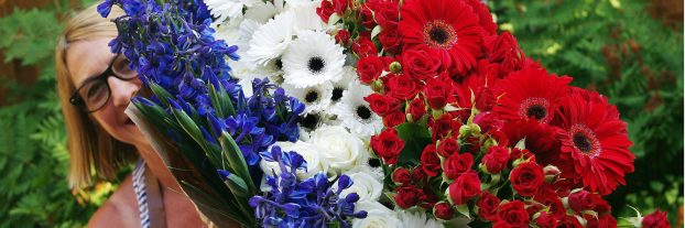 Love this jumbo red-white-and-blue array, and if you look closely, LauraLee is peering out from behind it!