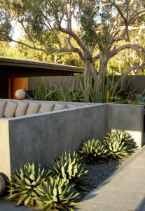 A stucco half-wall encloses the U-shaped banquette that Scott Shrader designed for his Malibu clients