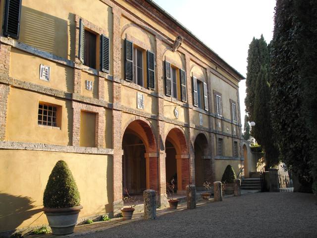 La Foce's facade is still as it looked in its "osteria" days, except for the upper loggia, which was closed up in the 19th century. Various coats of arms decorate the facade.