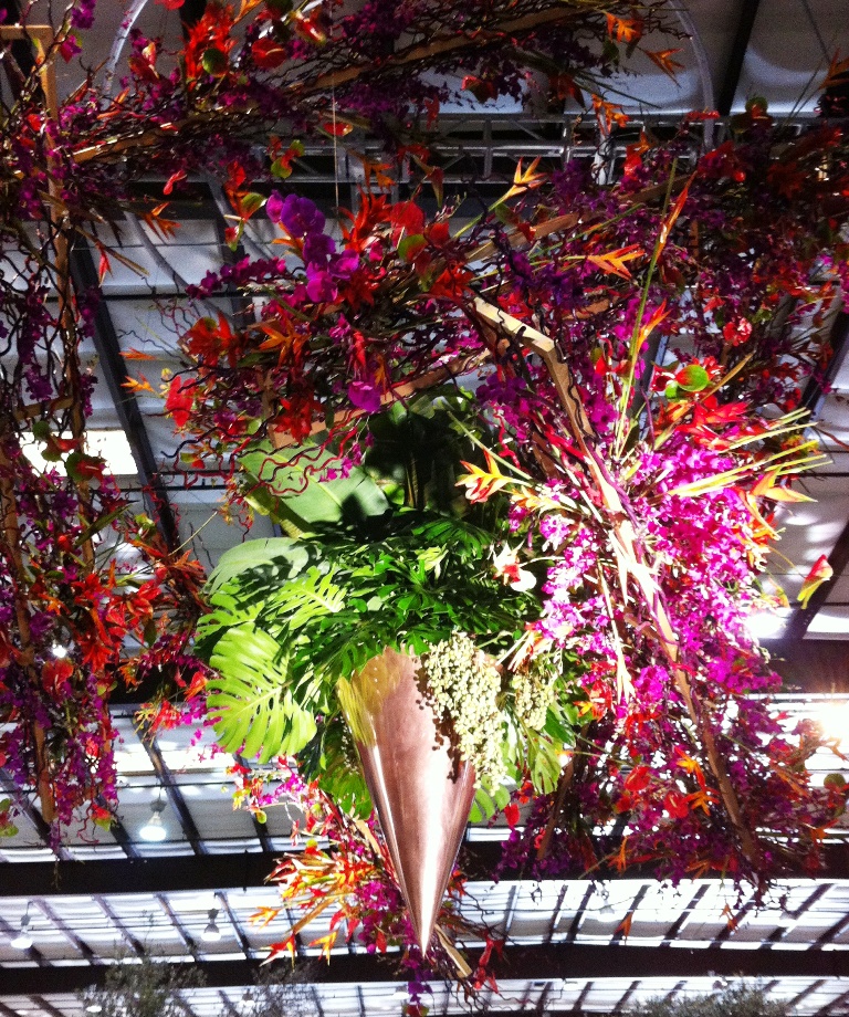 Natasha used more than 2,000 stems to create this dynamic signature piece that greeted showgoers above the grand allee.