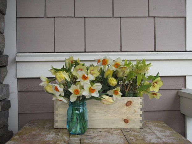 Start with four jars. Fill them with yellow-and-white blooms. Pop the arrangements into the box. Voila!