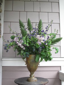 Here's how the entire bouquet turned out. I used a large trophy-like urn to accommodate the scale of the bear's breech.