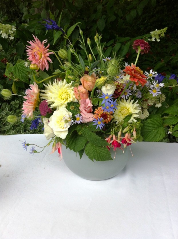 Lacey Leinbaugh's beautiful summer bouquet used periwinkle accents to play off the vase color. Love this!